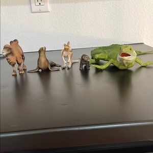 Green and Brown Action Figures Playset